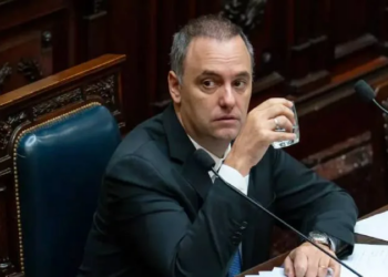 La Justicia envió un requerimiento a Manuel Adorni para que justifique su patrimonio.